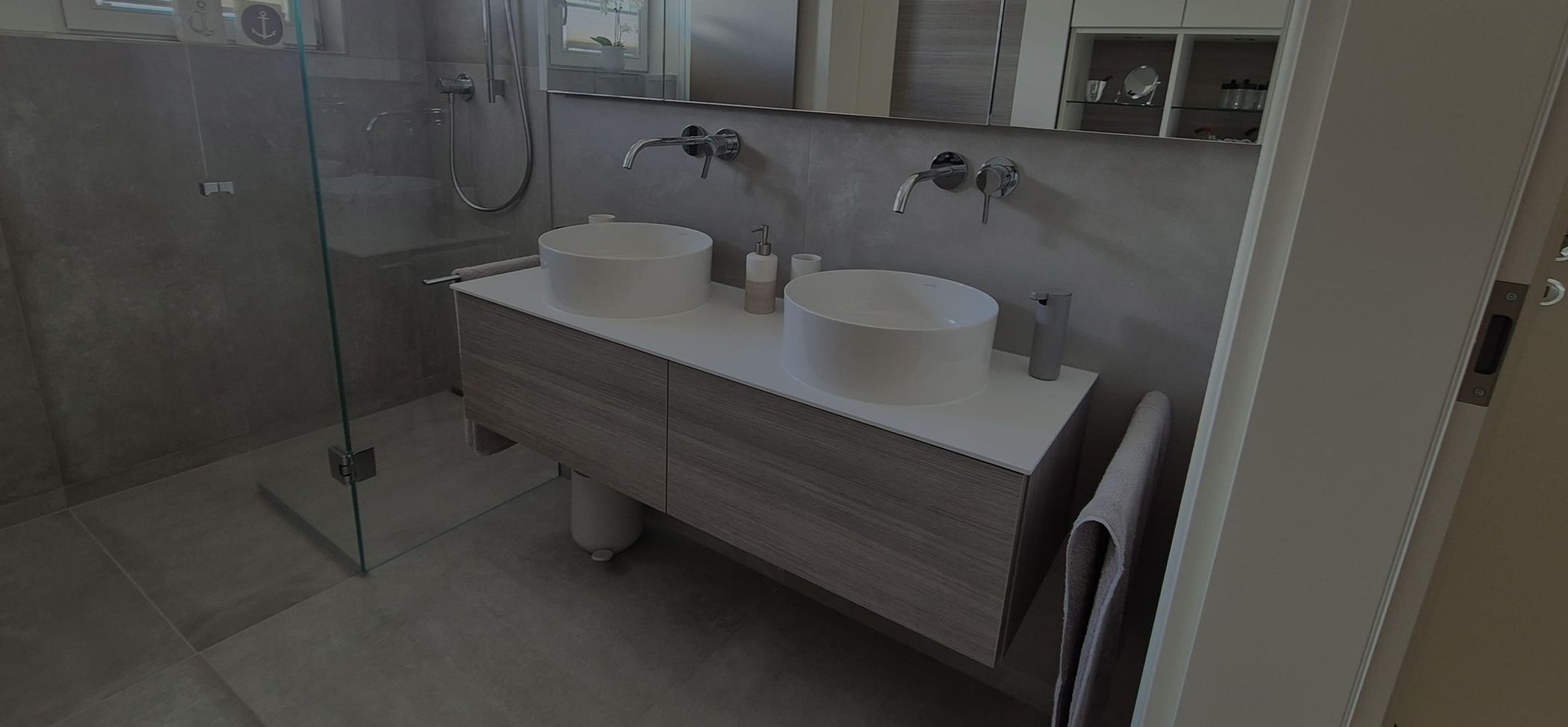 Schönes Badezimmer mit einem Waschtisch